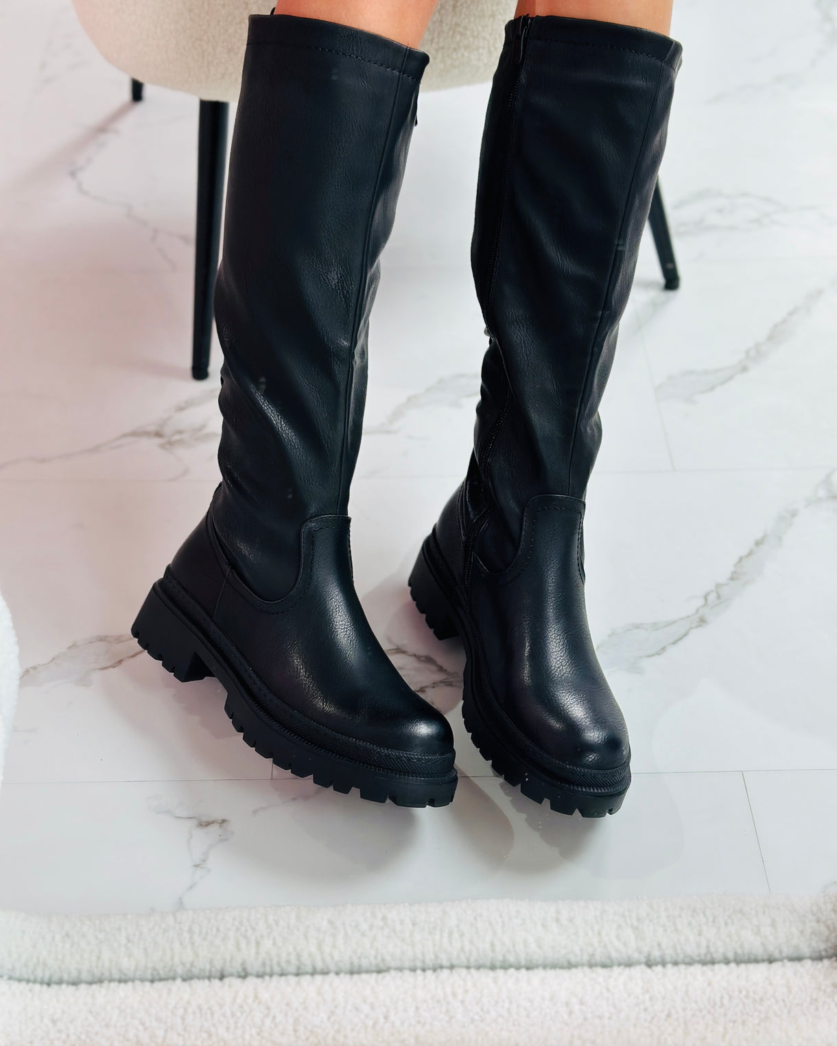 Botas Elegantes: Estilo Clásico, Calidez Abrigadora