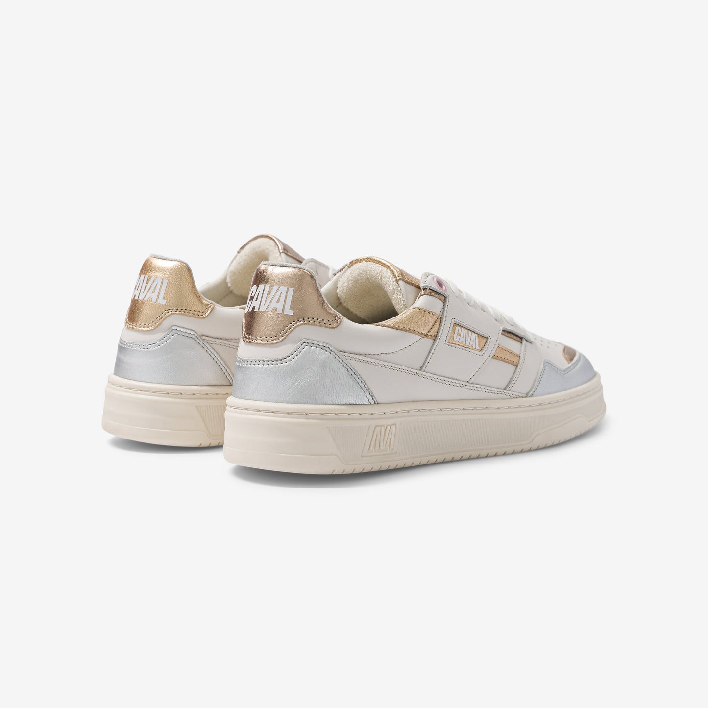 Sneakers "Metal Majesty": La Fusión Retro-Sportswear y el Confort Supremo