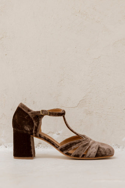 Sandalia de Terciopelo: Elegancia Artesanal y Confort Único