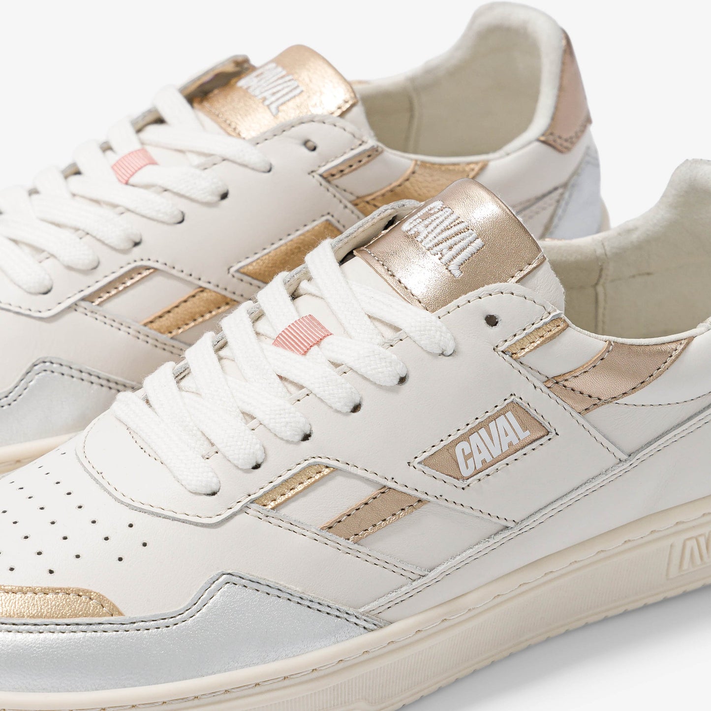 Sneakers "Metal Majesty": La Fusión Retro-Sportswear y el Confort Supremo